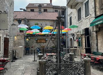 montenegro/kotor/shop/cool-souvenir-shop