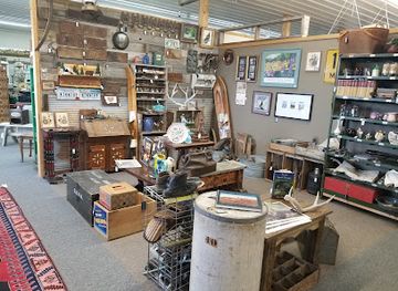 montana/gallatin-canyon/shop/antique-barn
