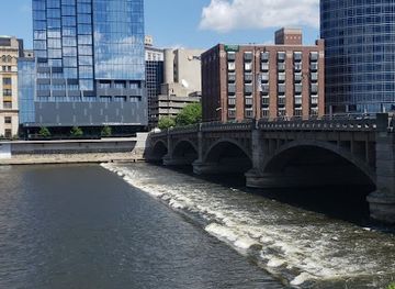 michigan/grand-rapids/shop/plaza-essentials-gift-shop-at-the-amway-grand-plaza