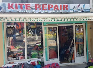 mauritius/seven-coloured-earths/shop/la-gaulette-kite-repair