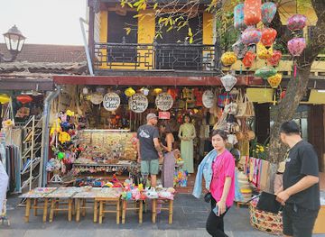 vietnam/hoi-an/shop/hang-dung-souvenir-shop-crafts-made-from-pottery-bamboo-rattan-wood-scarves-bags-art-gallery-money-exchange