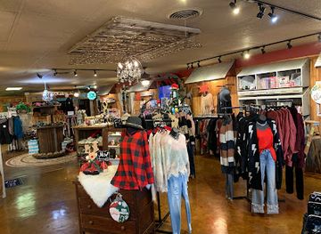 arkansas/mount-magazine-state-park/shop/island-cowgirl-boutique-warehouse