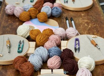 france/franche-comte/shop/au-coin-des-rues-cours-et-ateliers-creatifs-a-besancon-broderie-macrame-art-floral-punch-needle