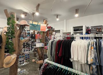 maldives/thoddoo-island/shop/driftwood-souvenirs