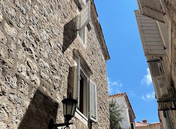 montenegro/kotor-bay/shop/kotor-old-city-walls