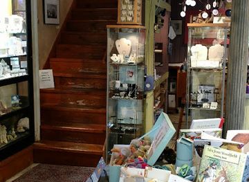 rhode-island/beavertail-state-park/shop/courtyards-ltd