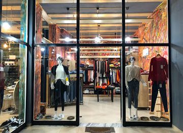 albania/has/shop/boutique-on-off-style