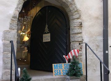 estonia/tallinn/shop/fish-art-souvenirs