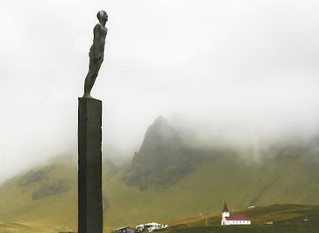 iceland/vik/shop/voyage-vik-voyages-friendship-statue