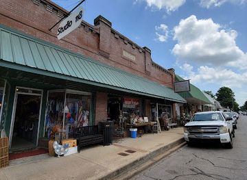 arkansas/devil-s-den-state-park/shop/redfeather-trading-co