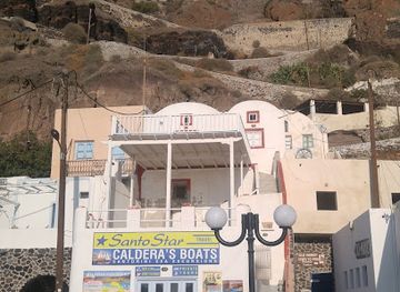 greece/santorini/shop/the-traditional-cave-souvenirs
