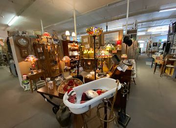 florida/mount-dora/shop/village-antique-mall