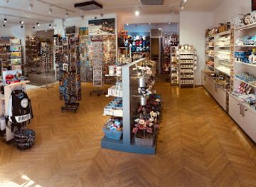 hungary/budapest/inner-city/shop/smile-souvenir-shop-budapest