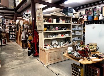 new-mexico/high-plains/shop/lotza-stuff-flea-market