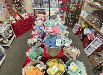 new-hampshire/lake-winnipesaukee/shop/the-christmas-cottage