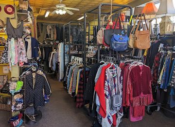 new-york/syracuse/shop/cluttered-closet