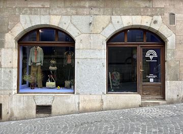 switzerland/geneva/shop/purple-and-gold-rain-genevan-vintage-boutique