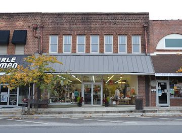 alabama/lake-guntersville/shop/the-red-elephant-marketplace