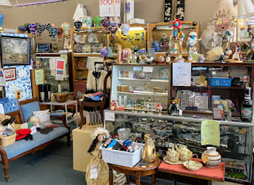 new-mexico/chihuahuan-desert/shop/los-ranchos-antique-mall