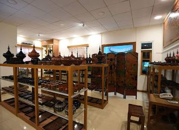 myanmar-burma/bagan/shop/royal-peacock-lacquerware-workshop