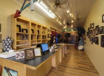 michigan/mackinac-island/shop/the-little-island-bookstore