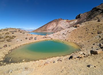 new-zealand/tongariro-national-park/shop/tongariro-crossing-emerald-lake-lookout
