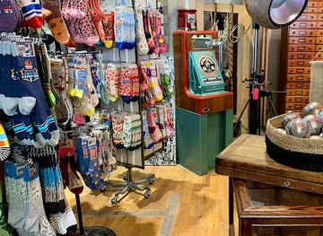 canada/kingston-and-the-islands/shop/antique-emporium