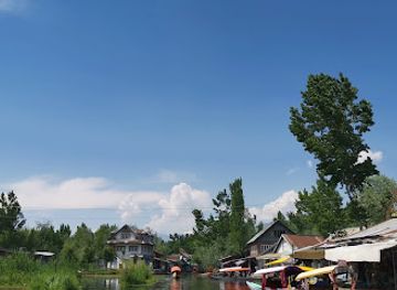 india/kashmir-great-lakes/shop/floating-vegetable-market-sm