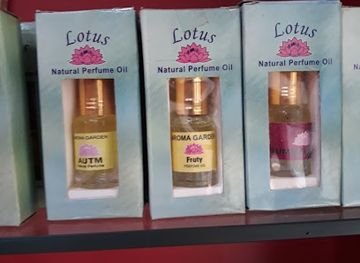 india/varanasi/dashashwamedh-ghat/shop/souvenir-shop