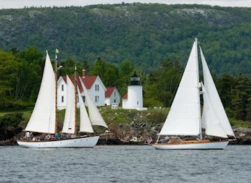 maine/camden/shop/schooner-olad-and-cutter-owl-retail-store