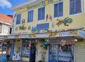 curacao/willemstad/shop/souvenir-station