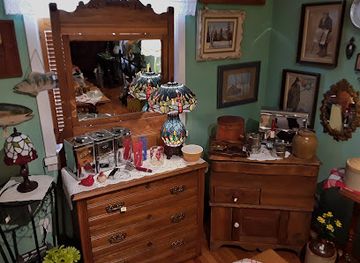 canada/okanagan/shop/antiques-treasures-treats