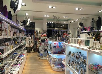 france/paris/louvre-tuileries/shop/souvenirs-center