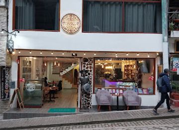 peru/machu-picchu/aguas-calientes/shop/quechua-s-house-coffee-bookshop