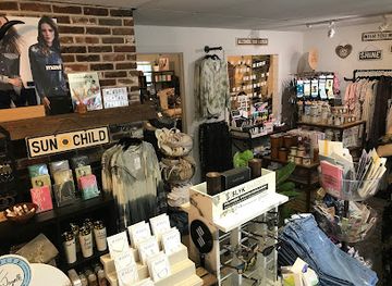 massachusetts/the-islands/shop/salty-crown-boutique