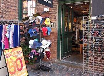 canada/toronto/distillery-district/shop/crimson-clover