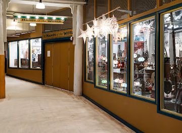 washington/seattle/pike-place-market/shop/hands-of-the-world-in-pike-place-market