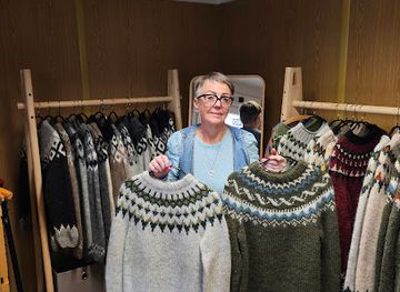 iceland/grundarfjorour-area/shop/kirkjufell-knitting