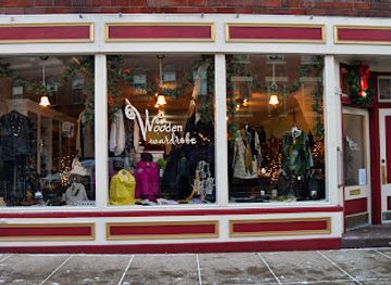 illinois/galena-territory/shop/wooden-wardrobe