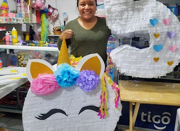 guatemala/chichicastenango/shop/tienda-de-regalos-y-tigo-money-emmanuel