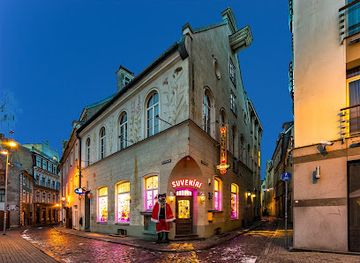 latvia/riga/old-town/shop/black-cat-souvenirs