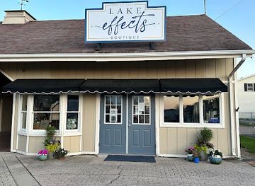 ohio/lake-erie-islands/shop/lake-effects-boutique