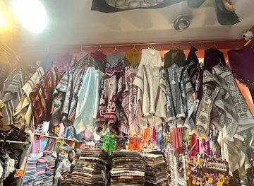 peru/cusco/sacsayhuaman/shop/tienda-souvenirs-casacas-a-35soles-ver-foto