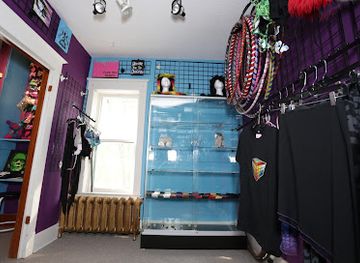 canada/winnipeg/shop/strange-things-emporium