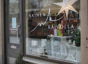 finland/lake-saimaa/shop/nainen-kaivolla