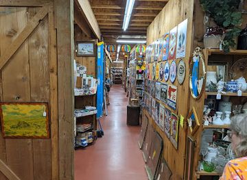 arkansas/arkansas-river-valley/shop/junk-shun-barn-flea-market
