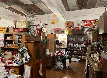indiana/turkey-run-state-park/shop/off-the-hinge-antiques