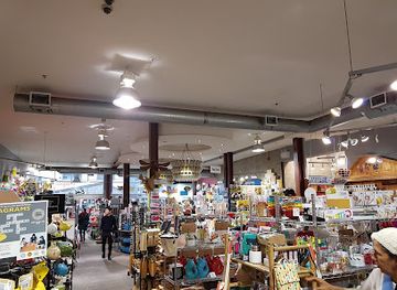 canada/toronto/entertainment-district/shop/blue-banana-market