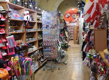 poland/warsaw/old-town/shop/mix-shop-souvenirs
