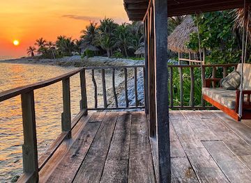 belize/glover-s-reef-atoll/shop/off-the-wall-dive-center-and-resort